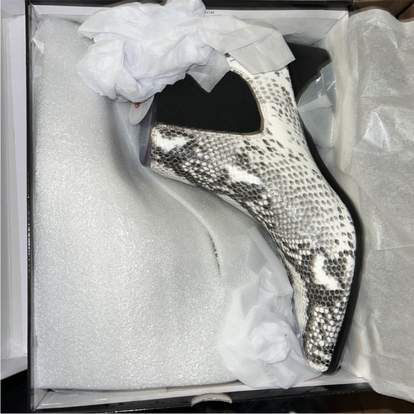 NIB Blondo Emelia Waterproof Chelsea leather Bootie BLACK/WHITE SNAKE new in box - Picture 7 of 10